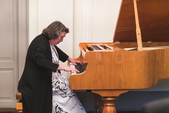 Elisabeth Leonskaja spielte am 22. April zu Ehren Kurt Masurs im historischen Musiksalon.