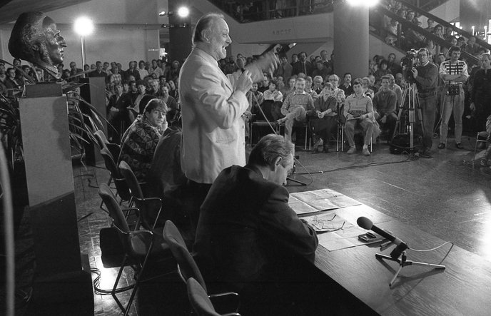 Kurt Masur opened the Gewandhaus to social dialogue in autumn 1989 and headed many events himself. © Gert Mothes