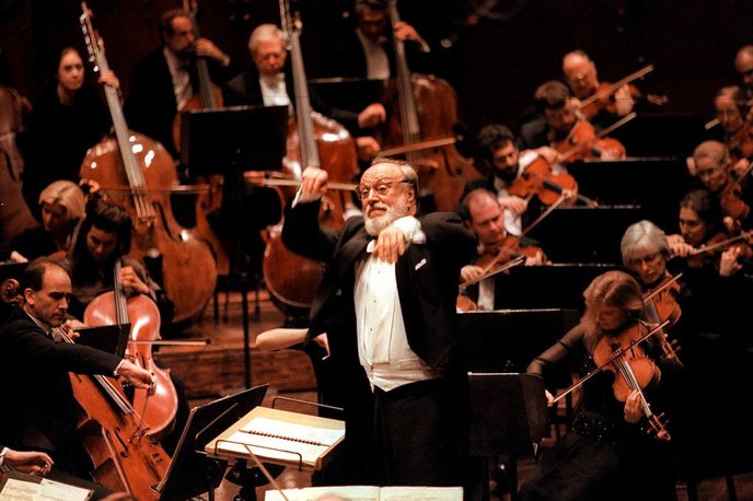 Kurt Masur dirigiert das New York Philharmonic Orchestra.