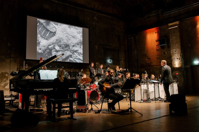 The German Bundesjazzorchester youth jazz orchestra performed at the Kunstkraftwerk Leipzig in 2019 at the invitation of the Kurt Masur Institute. © Kunstkraftwerk/Luca Migliore