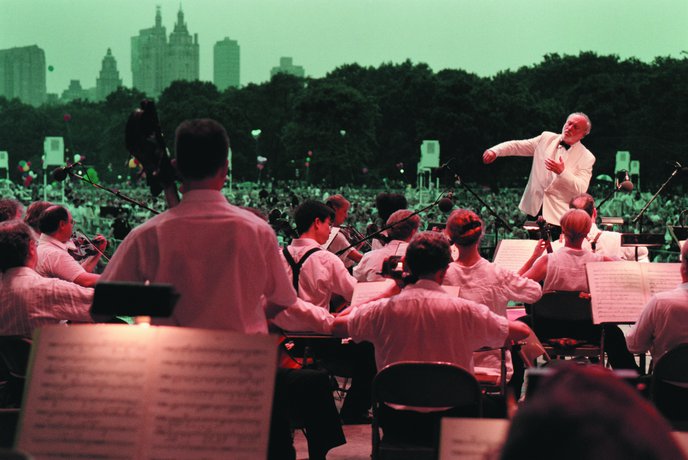 Der New Yorker Central Park wird zur Bühne. Kurt Masur dirigierte hier 1998 das New York Philharmonic Orchestra.